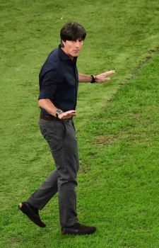 Joachim Löw permanece no comando da Alemanha mesmo tendo perdido a Euro