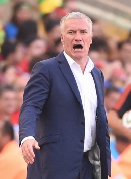 Didier Deschamps permanece dirigindo a seleção da França