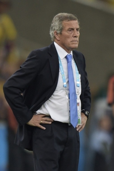 Oscar Tabarez permanece no comando da seleção do Uruguai