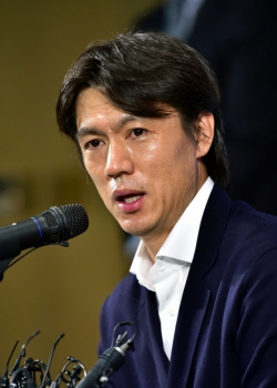 Hong Myung-Bo dirige o Hangzhou Greentown, da China. Comandou a Coreia do Sul em 2014