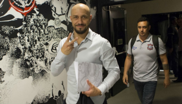 Alessandro é 'fritado' no Corinthians, mas ouve que não deixará gerência