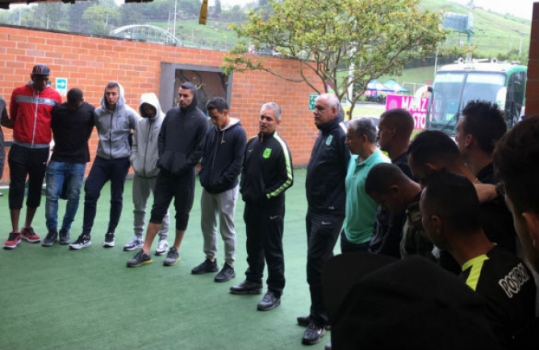 Jogadores do Atlético Nacional oram