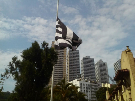 Botafogo presta homenagem e coloca bandeira em meio mastro, como sinal de luto