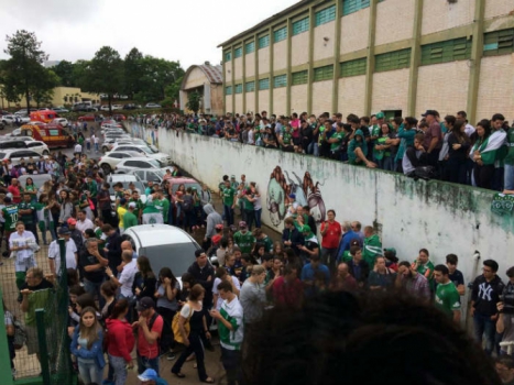 Torcedores aguardam por informações