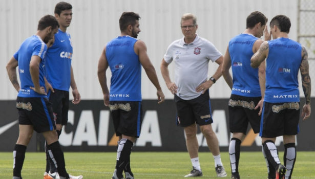 Treino repetido? Após definir o Timão 'ideal', Oswaldo defende seus métodos