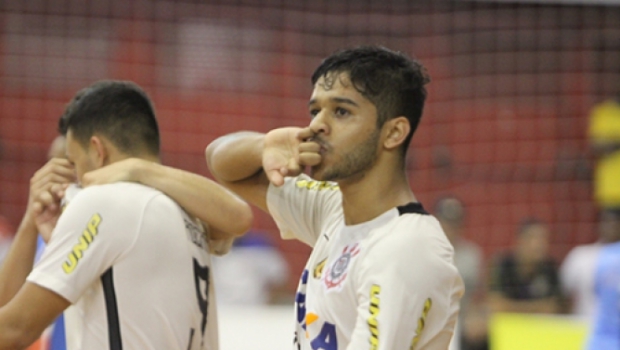 Suspenso na final, joia do Timão lamenta: 'Todos sabem quanto lutei'