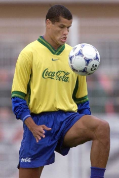 Já em 2000, Rivaldo voltou a ser o melhor brasileiro, mas ficou na terceira posição