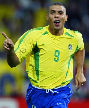 Ronaldo voltou a ganhar o troféu em 2002, defendendo o Real Madrid. Foi o ano do penta