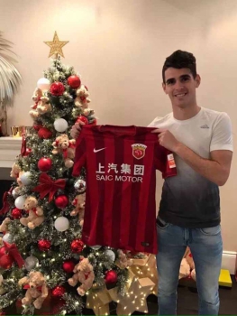 Oscar vestindo a camisa do Shanghai