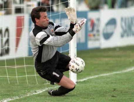 Campeão da Copa América de 1995, o goleiro Alves já defendeu o Botafogo