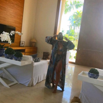Luis Fabiano aproveita férias e comemora bodas