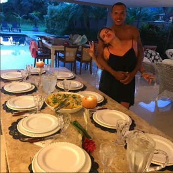 Luis Fabiano aproveita férias e comemora bodas
