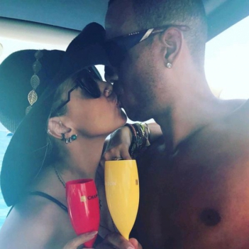 Luis Fabiano aproveita férias e comemora bodas