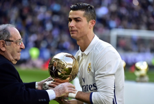 CR7 recebeu a Bola de Ouro de 2016, após a separação entre Fifa e France Football