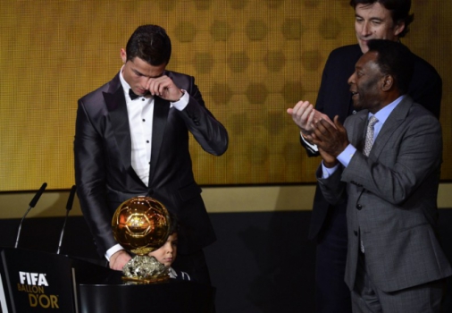 Recebeu de Pelé a Bola de Ouro de 2013, então em parceria com a Fifa, e não conteve as lágrimas