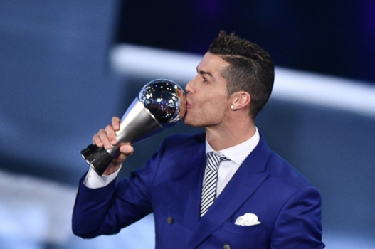 A Bola de Ouro e a Fifa se separaram, mas CR7 levou os dois prêmios de 2016