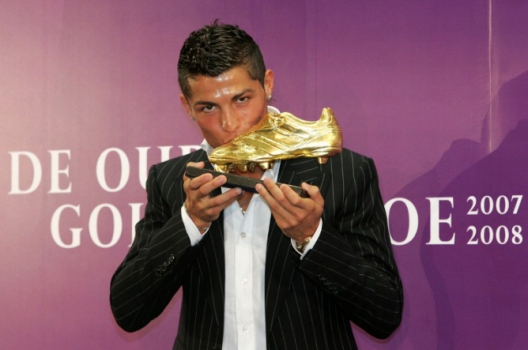 Ganhou a Chuteira de Ouro de 2007/08 por ter sido o artilheiro de uma liga nacional na Europa