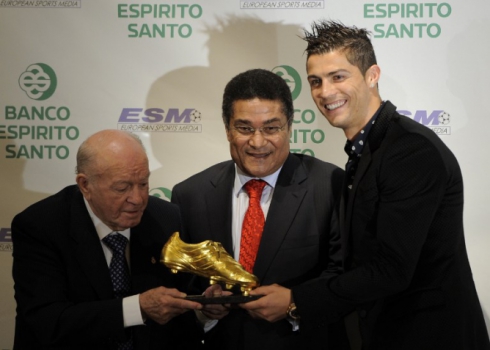 Pela temporada 2010/11, ganhou a Chuteira de Ouro das mãos de Di Stéfano e Eusébio