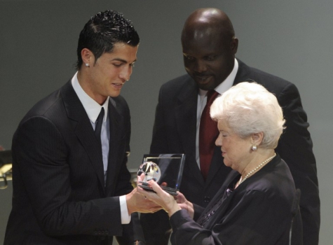 Em 2009, ganhou o Prêmio Puskás das mãos da viúva do craque dá nome ao troféu