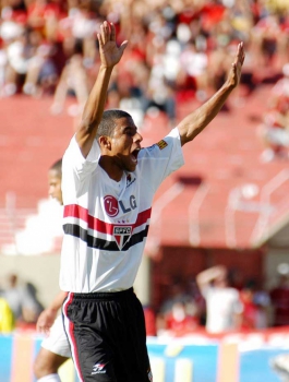 Léo Moura com a camisa do São Paulo