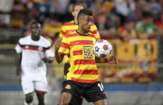 Léo Moura com a camisa do Strikers