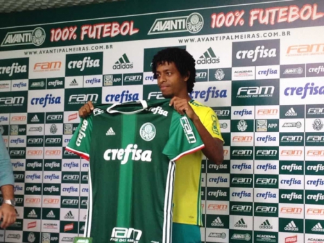 Keno veste a 27, lembra choro dos pais e festeja 'emprego' no Verdão