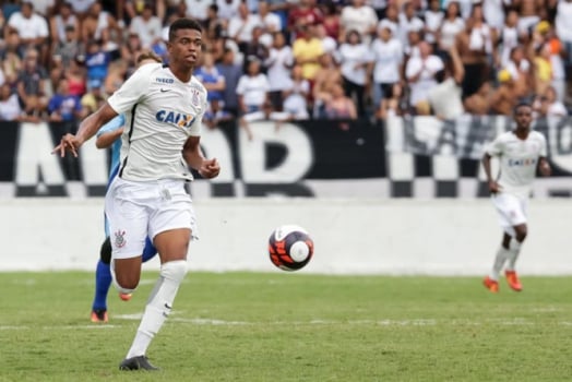 Recém-promovido no Corinthians, atacante Carlinhos passa por cirurgia