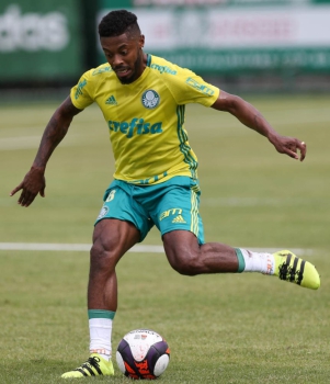 Michel Bastos faz golaço, e Eduardo dá o primeiro treino tático no Verdão
