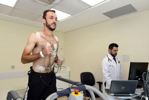 Thiago Ribeiro passa por exames ao retornar ao Santos (Foto: Roberto Loffel)