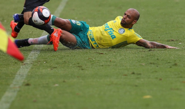 'Cachorro louco': Felipe Melo ganha música da torcida e agradece