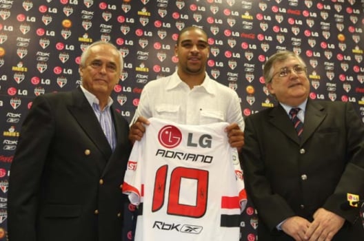 Adriano chegando no São Paulo em 2007