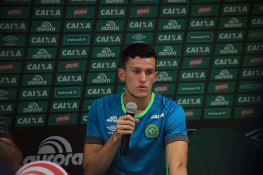 Reforço da Chape, Nathan conhece Neto e diz: 'Experiência maravilhosa'