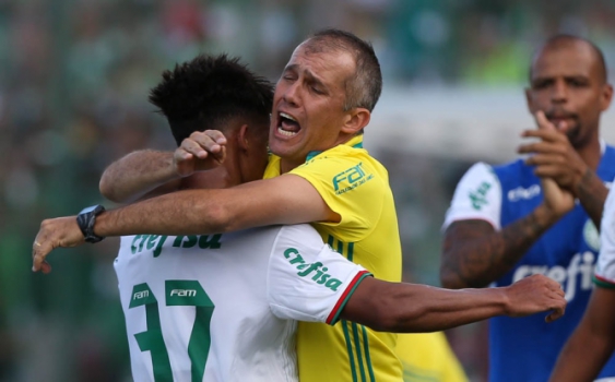 Em alta, Vitinho embola briga no Palmeiras por uma vaga no Paulistão