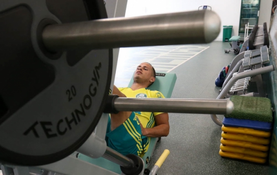 À espera do visto, Guerra dá atenção especial à parte física no Verdão