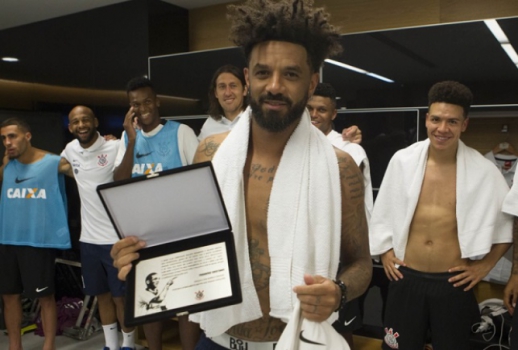 Presidente vai à Arena e homenageia cem jogos de Cristian no Corinthians