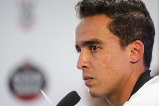 Jadson não vê Corinthians atrás de rivais: 'Favorito pelo peso da camisa'
