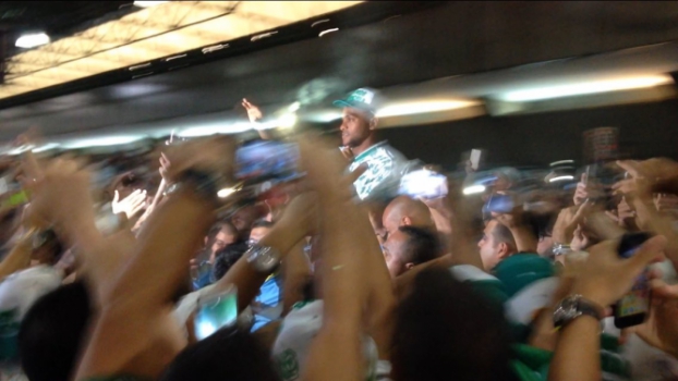 Torcida do Palmeiras carrega Borja nos braços na chegada ao Brasil