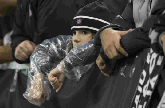 Públicos mais baixos e impaciência: Corinthians tenta 'reconquistar' Fiel