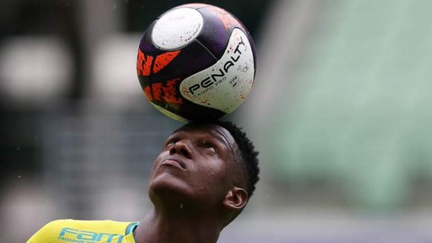 Cobiçado pelo Barça, Mina volta ao Verdão no 'aquecimento' para o Dérbi