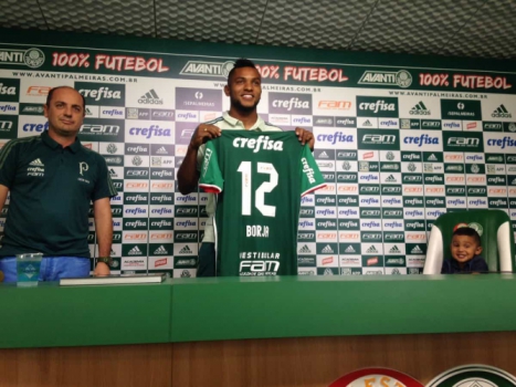 Ángel Borja veste a mística camisa 12 e enaltece grandeza do Palmeiras: 'Excelente clube'