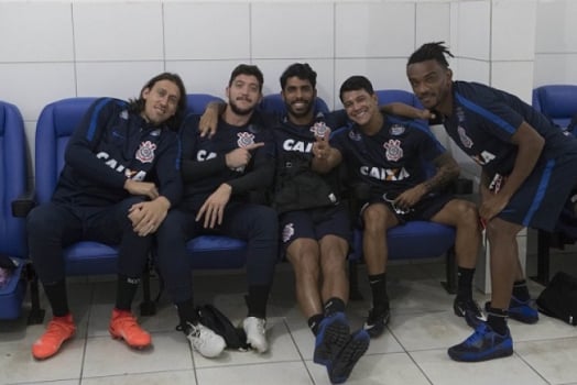 Pagode no ônibus, funk no hotel e trote: Timão esbanja alegria em SC