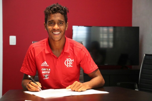 Gabriel renovou com o Flamengo até 2019