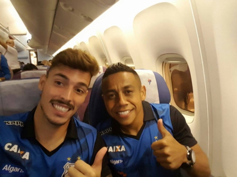 Vladimir Hernandez no avião com Zeca a caminho de Lima (PER) Divulgação