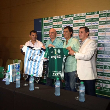 Presidentes de Palmeiras e Tucumán trocam camisas antes de jogo