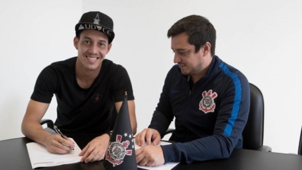 Corinthians anuncia renovação de contrato do meia Rodriguinho
