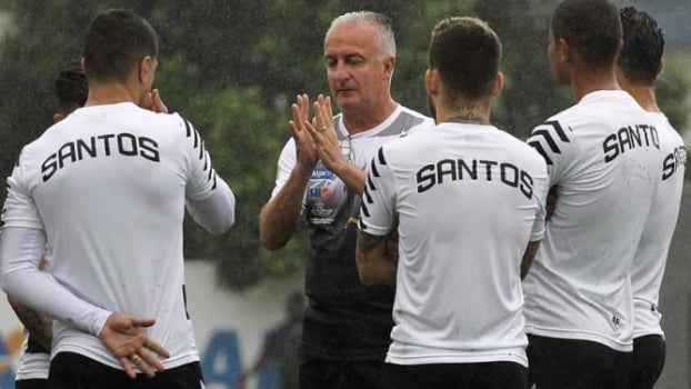 Dorival em conversa com os líderes do elenco do Santos Foto: Ivan Storti/ Santos FC