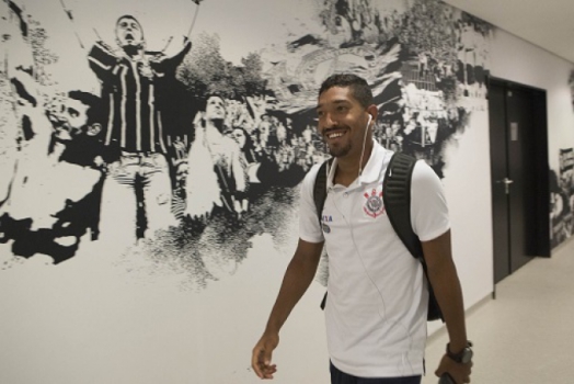 Carioca Léo Príncipe sofre sem praia e família, mas realiza sonho no Timão