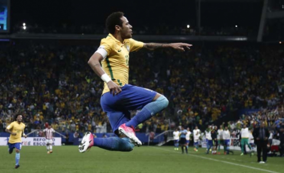 Olha o Neymar comemorando o seu gol diante do Paraguai. Grande atuação