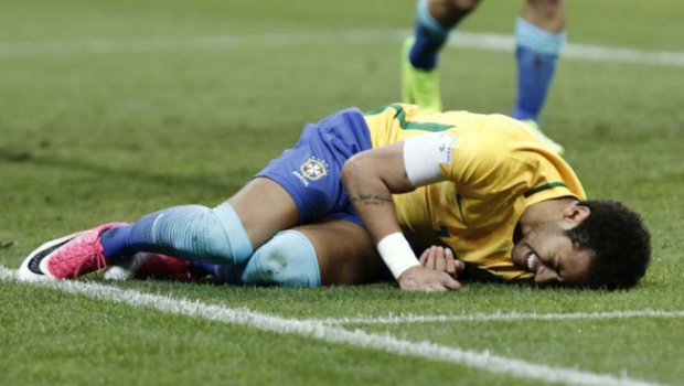 E olha que o craque não apanhou pouco durante a partida