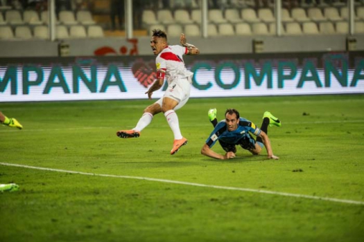 Paolo Guerrero venceu o duelo com Godin e o Peru fez 2 a 0 no Uruguai